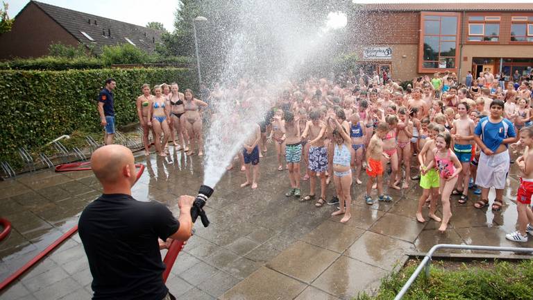 Lekker afkoelen in Alphen... (Foto: Jeroen Stuve/Persburo Stuve fotografie).