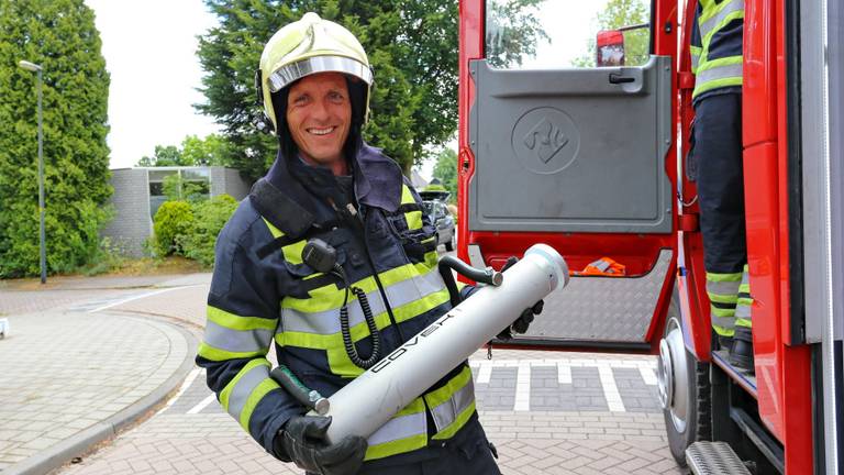 De brandweer gebruikte een stormram om binnen te komen. (Foto: SQ Vision Mediaprodukties)