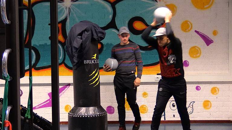 De jongeren aan het sporten.