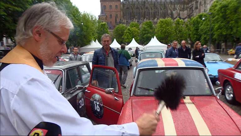 Honderd klassieke auto's gezegend voor Jeroen Bosch Rally