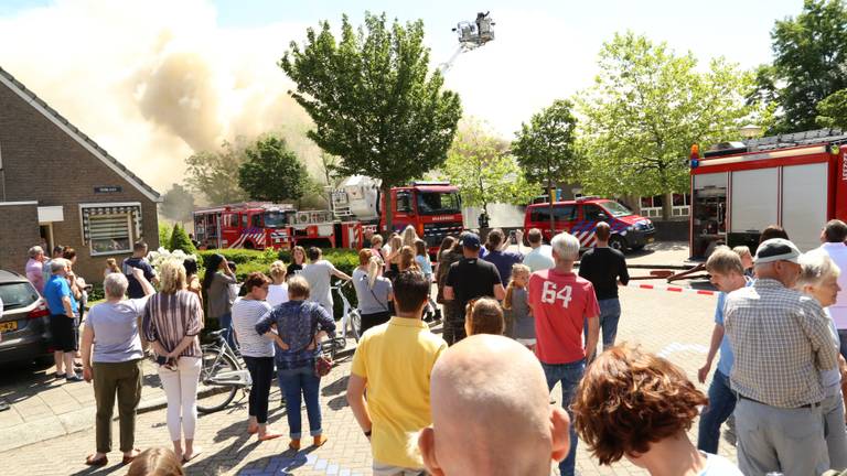 De brand trok veel aandacht van buurtbewoners.  (Archieffoto: Rick Leenes)