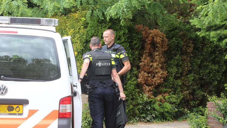 De agenten dragen kogelwerende vesten bij de inval in Den Bosch (Foto: Bart Meesters/Meesters Multi Media).