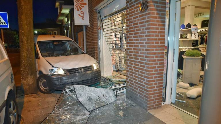 Eerste beelden ramkraak kledingwinkel in Oisterwijk