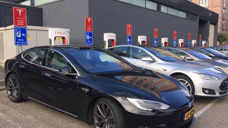 De Tesla's aan de snelladers bij Motel Eindhoven