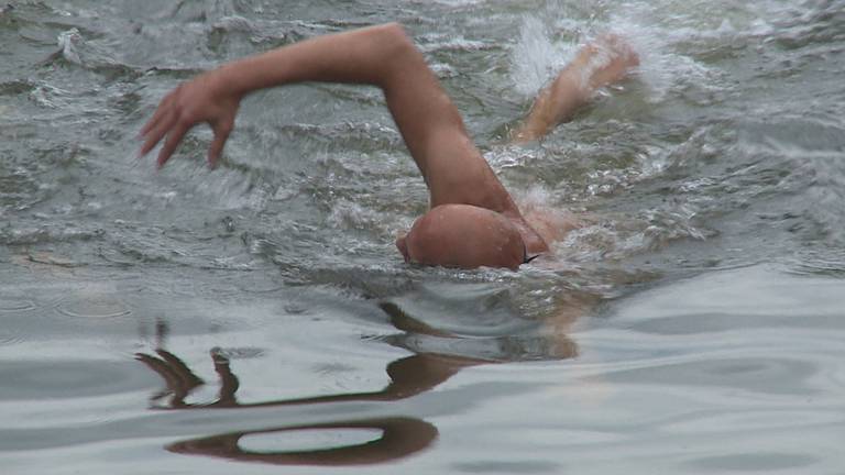 Marcel Wouda zwemt parcours Swim to fight cancer editie Eindhoven