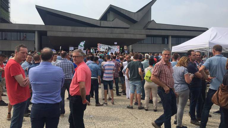 Honderden boeren protesteren tegen het pakket milieumaatregelen. (Foto: Jan Waalen)