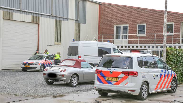 De politie deed onderzoek bij de loods. (Foto: Maickel Keijzers/Hendriks Multimedia)