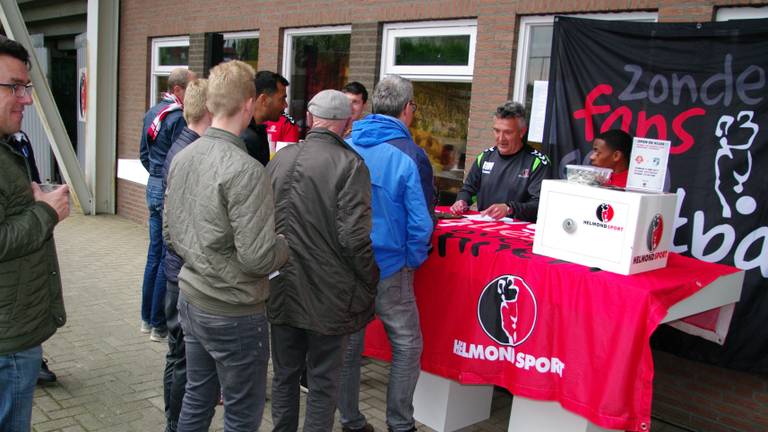 Fans in de rij voor een seizoenkaart (foto: Helmond Sport).