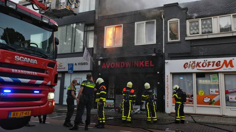 De avondwinkel in Tilburg werd in brand gestoken (Foto: Toby de Kort).