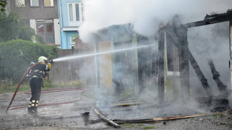 De brandweer blust het vuur. (Foto: Perry Roovers)