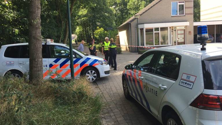 De politie doet onderzoek. (Foto: Jozef Bijnen)
