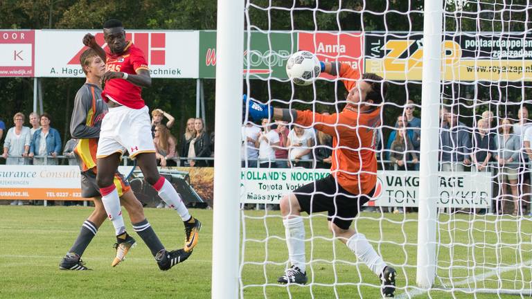 Derrick Luckassen scoort de winnende treffer tegen de Polderse selectie (foto: OrangePictures).