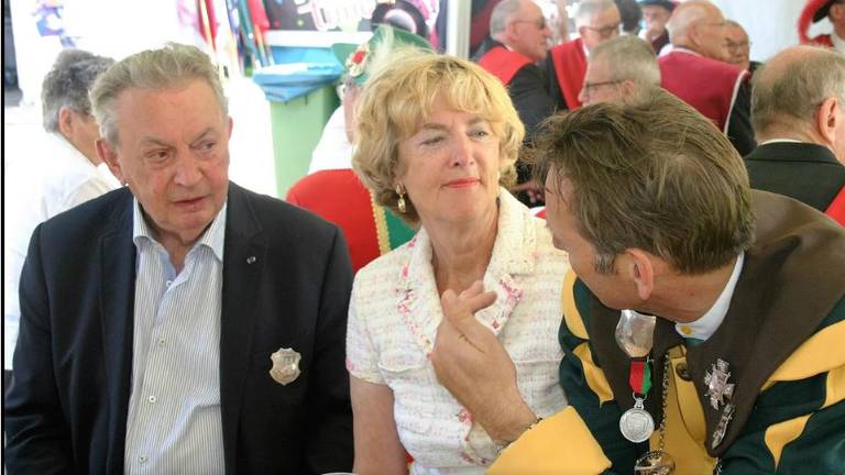 Braks droeg met trots het gildeschild (foto: Gilde St. Anthonius en St. Barbara)