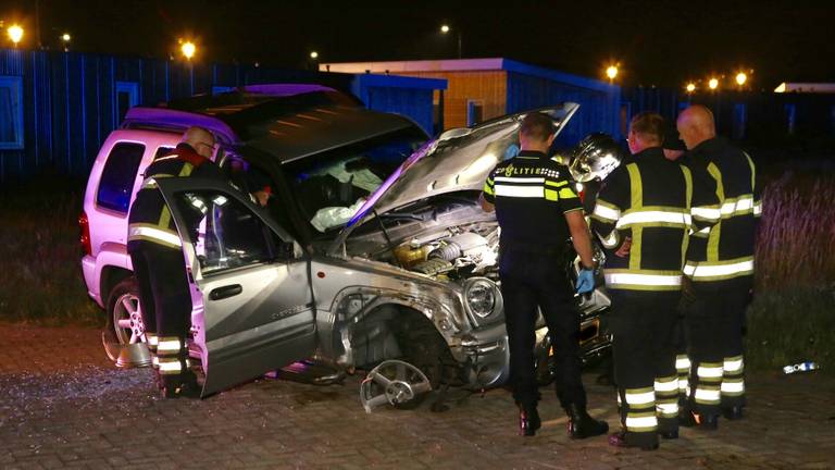 De auto raakte zwaar beschadigd. (Foto: Sander van Gils/SQ Vision)