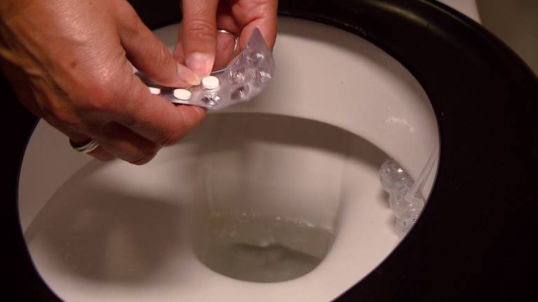 Medicijnen die door de wc worden gespoeld blijven decennialang in ons oppervlaktewater