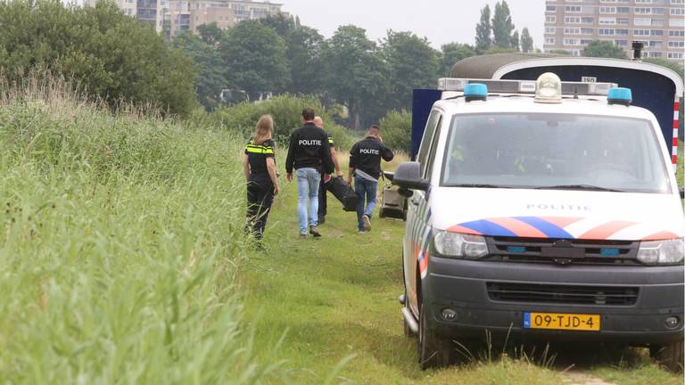 De politie doet onderzoek. (Foto: Bart Meesters)