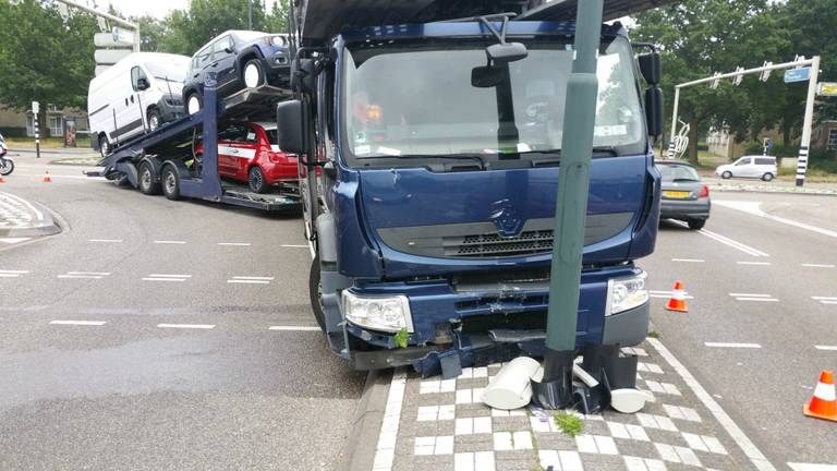 De vrachtwagen kwam tegen een lantaarnpaal tot stilstand. (Foto: Twitter wijkagent Oosterhout)