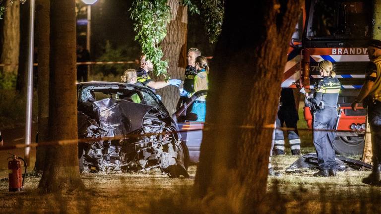 Bij een politieachtervolging op de Boutenslaan in Eindhoven zijn een dode en 2 gewonden gevallen.