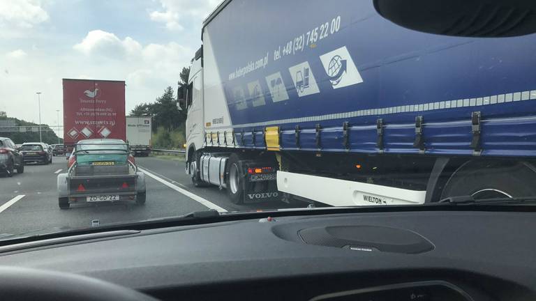 Trucks op de vluchtstrook om filmende kijkersfile te vermijden