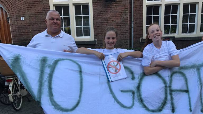 Milou (midden) protesteert tegen de komst van de megastal. Foto: Eva de Schipper