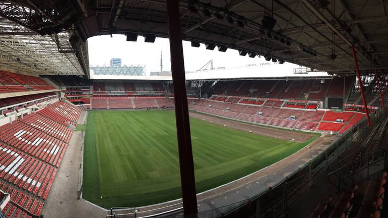 Het veld in het Philips Stadion (Foto: Twitter @PSV)