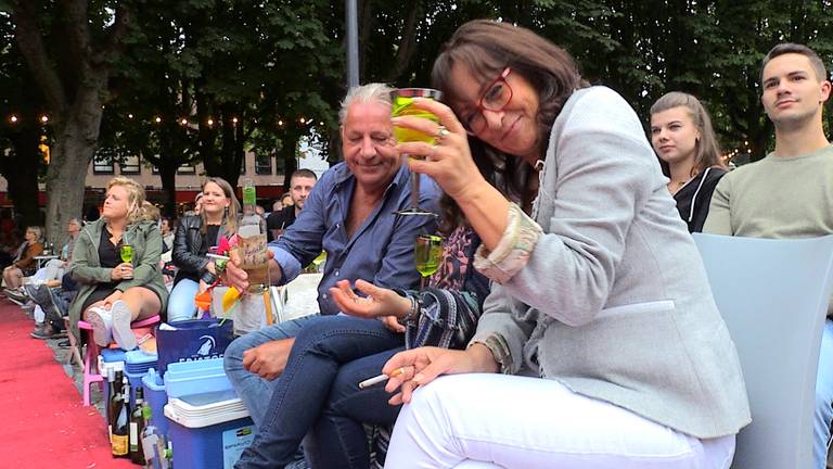 Bezoekers van de Opera op de Parade komen vroeg voor een goeie plek en maken het dan gezellig. Foto: Tom van den Oetelaar