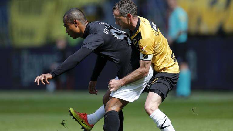 Leonardo (links) in actie tegen zijn oude club NAC. (Foto: VI Images)