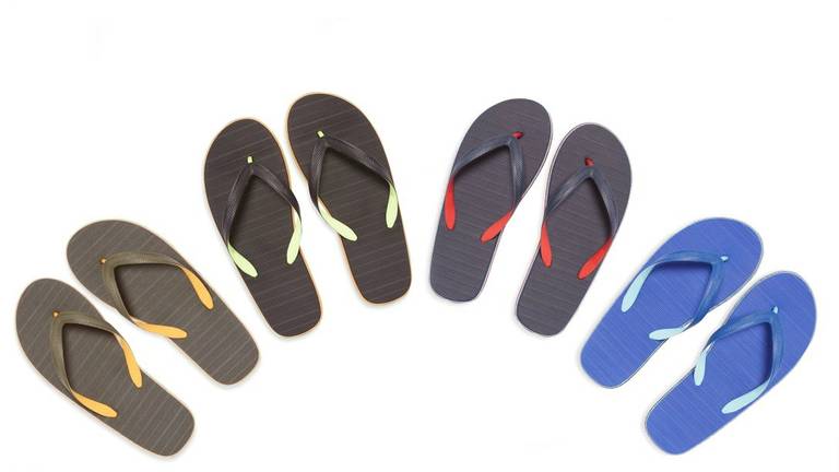De teenslippers die worden teruggeroepen.