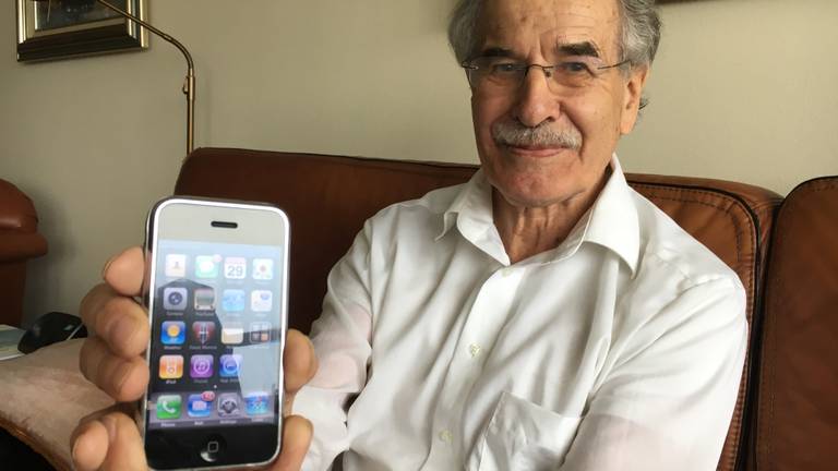 Henny van der Graaf met eerste iPhone