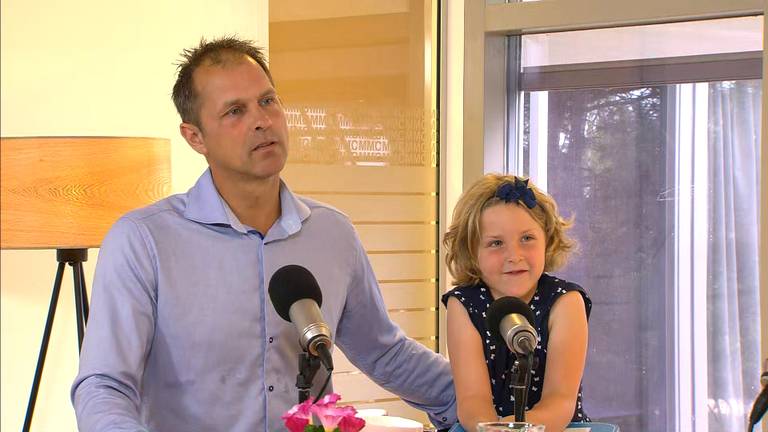 Henk Daniels en Lotte (6) in het Máxima Oncologisch Centrum.