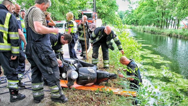 De scooter wordt uit het water gehaald (foto: Stefan Blok / Hendriks Multimedia).