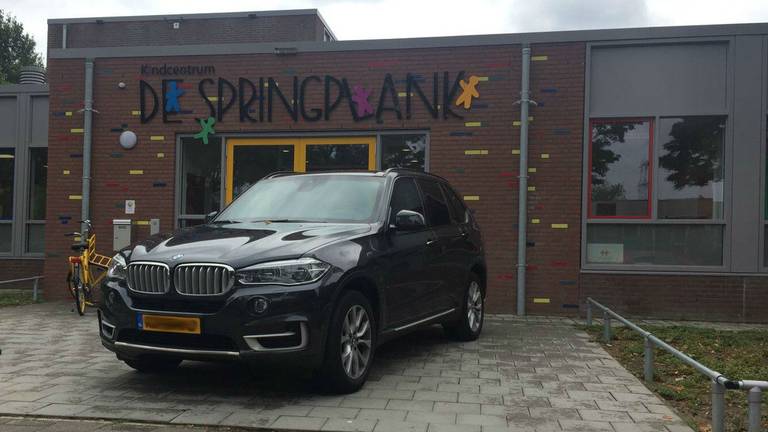 Inmiddels is de SUV en veel extra beveiliging weer vertrokken.