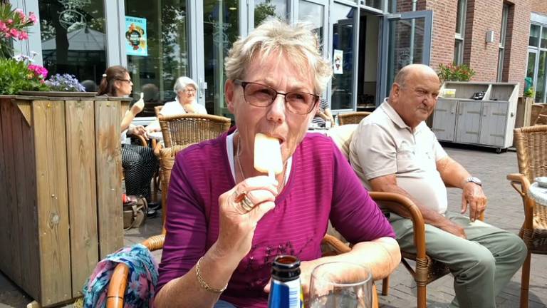 Een vrouw geniet van haar bierijsje