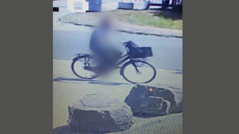 De jongen op de fiets zou mogelijk de verdachte zijn (Beeld: RTL Nieuws)