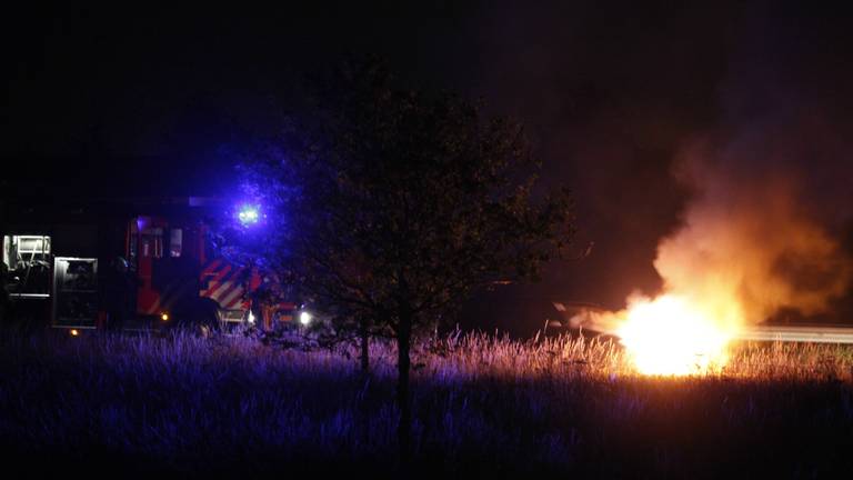 De auto brandde uit. (Foto: SK-Media)