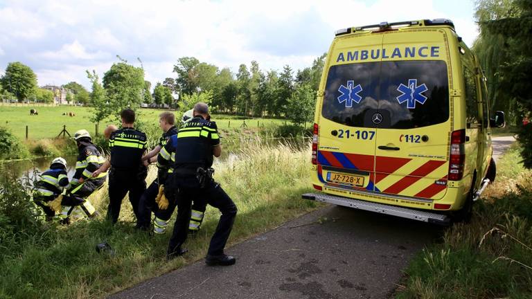 Hulpverleners trekken scootmobiel uit het water