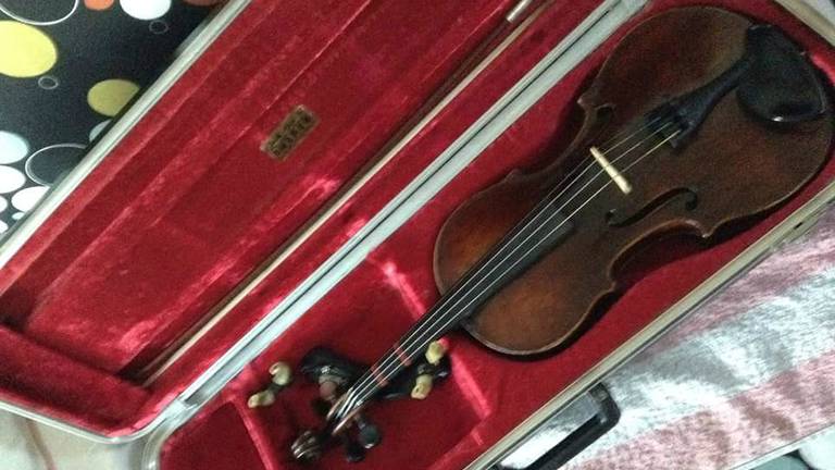 Dit is de viool die achtergelaten werd in de trein