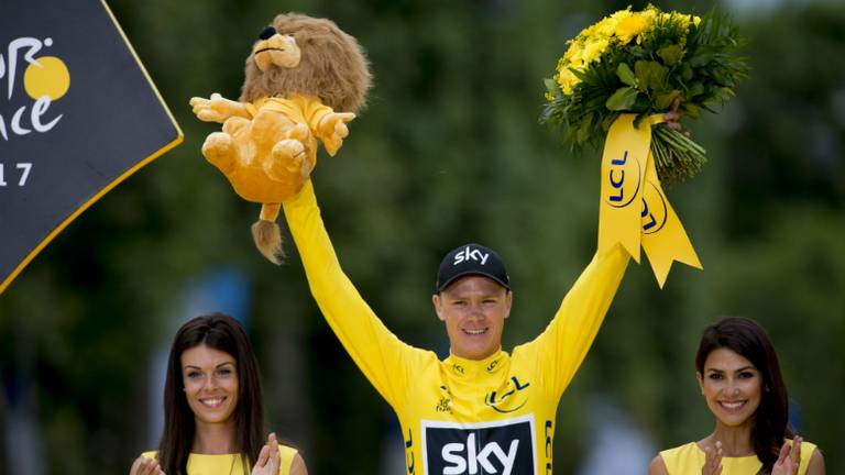 Chris Froome wordt gehuldigd als winnaar van de Tour de France. (Foto: VI Images)