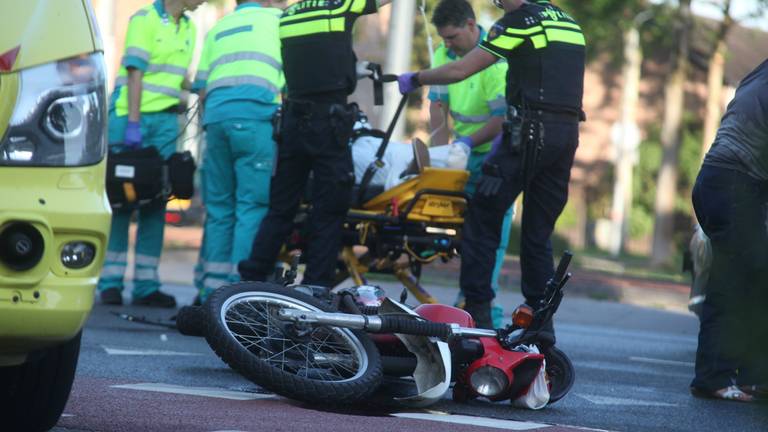 De motorrijder ging met spoed naar het ziekenhuis. Foto: Jeroen Stuve / Stuve fotografie