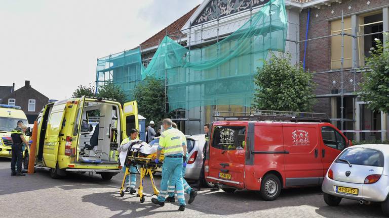 De man wordt meegenomen door het ambulancepersoneel. (foto: Jack Brekelmans / Persburo-BMS)