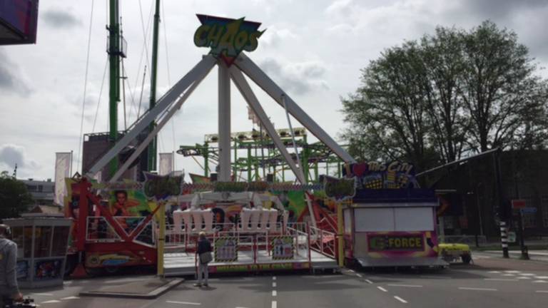 De 'Chaos'-attractie op de kermis in Tilburg. (Archieffoto)