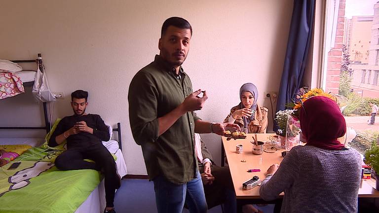 Nasim woont met zijn familie als één van de laatsten in de noodopvang in Tilburg