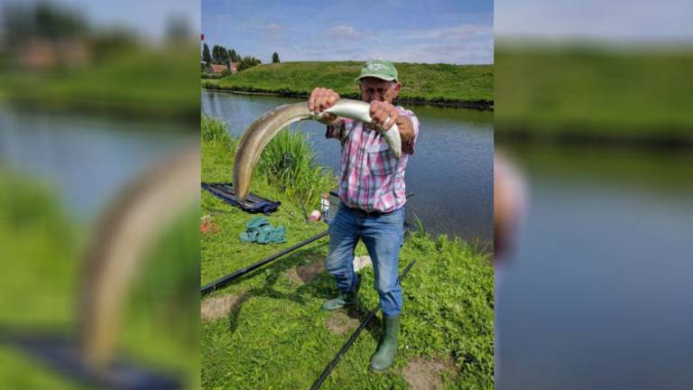 Henk Kokke toont zijn vangst