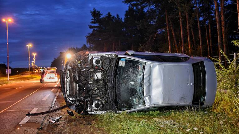 De taxi vloog uit de bocht. (Foto: Toby de Kort)