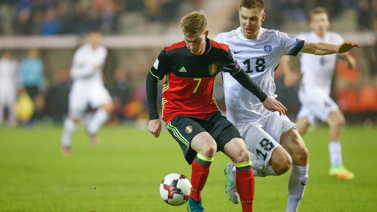 Karol Mets (rechts) in duel met de Belg Kevin de Bruyne tijdens de wedstrijd tussen Estland en België (VI-Images