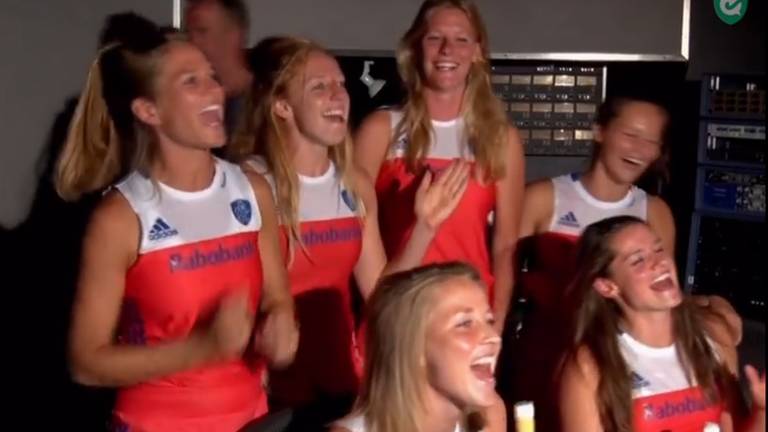 Hockeyvrouwen gaan los in studio (Beeld: facebook@hockeynl)