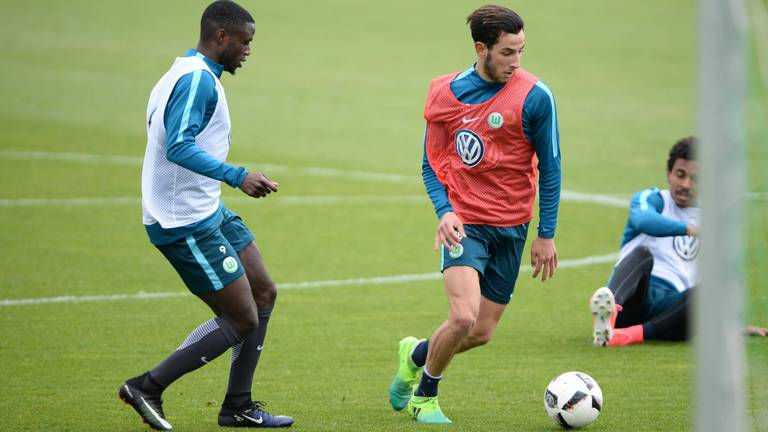 Ismail Azzaoui in het shirt van VfL Wolfsburg (foto: VI Images).