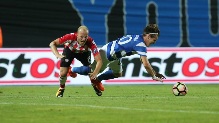 Jorrit Hendrix gaat onderuit in het duel met NK Osijek (foto: OrangePictures).