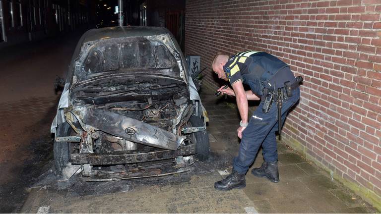 De auto brandde uit. (Foto: Jules Vorselaars/JV-Media)
