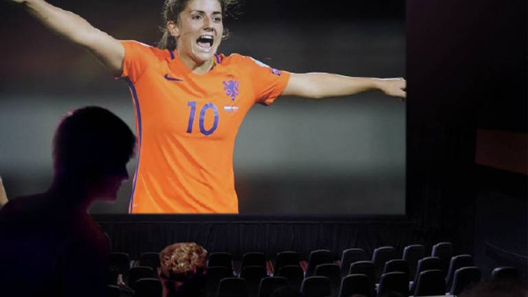 Zondag Daniëlle van de Donk op groot scherm in de bios in Eindhoven (Foto: VI Images).